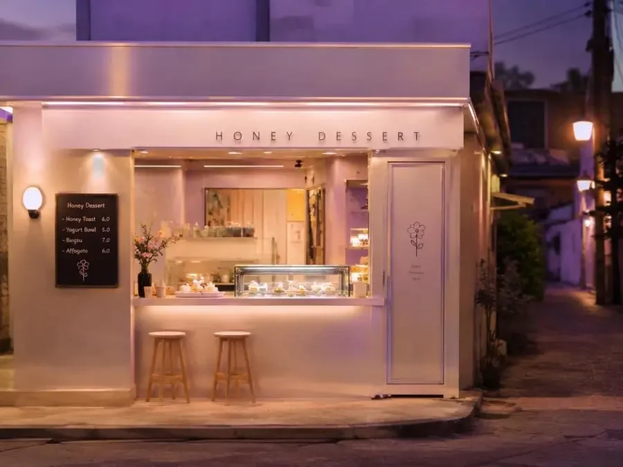 夜晚的糖水铺，暖紫灯光照着珍珠白瓷碗